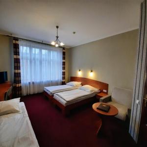 克拉科夫卡齐米2号酒店的酒店客房设有两张床和一张桌子。