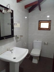 希克杜沃Minsara Villa的浴室配有白色卫生间和盥洗盆。