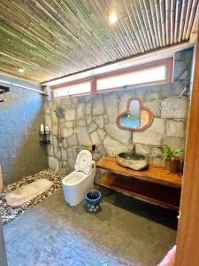 河江homestay bongbang的一间带水槽和卫生间的浴室