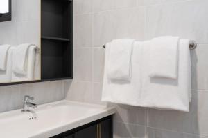 Ban Bang Khen (1)iCheck inn Darisa Ngamwongwan的白色的浴室设有水槽和毛巾。