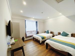 北京北京瑞洁宾舍酒店 (近前门天坛)的酒店客房设有两张床和一台平面电视。