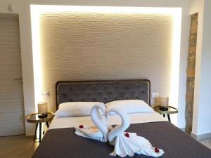 皮亚扎-阿尔梅里纳Panorama Suite的两个天鹅在床上擦了毛巾