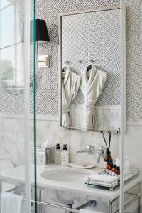 特拉维夫The Drisco Hotel Tel Aviv - Relais & Châteaux的一间带水槽和镜子的浴室