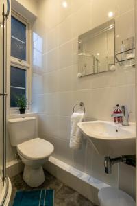 伦敦Experience Vibrant Covent Garden - The Wanderlust by SmartStays的白色的浴室设有卫生间和水槽。