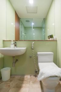 吉隆坡Soho Suites KLCC的一间带卫生间、水槽和镜子的浴室