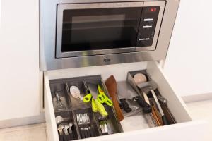 吉隆坡Soho Suites KLCC的抽屉里装有剪刀和其他厨房用具