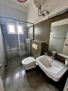 拉维尼亚山山湾宾馆 的浴室配有白色卫生间和盥洗盆。