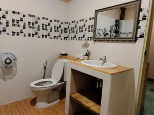 清迈奥尔迪花园公寓的一间带卫生间、水槽和镜子的浴室