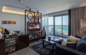 迪拜温德姆迪拜码头酒店的客厅配有沙发和电视。