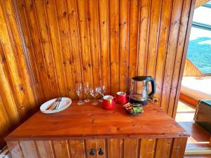 Nika Hotel and Club的一张带玻璃杯的木桌和咖啡壶