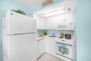 马可岛Beach Club 403的厨房配有白色家电和白色冰箱