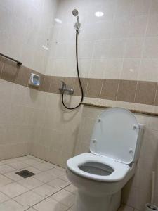 古晋Santubong Suites Lower Level的一间带卫生间和淋浴的浴室