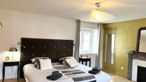 昂热Maison Bossoreil - Chambre Layon的一间卧室配有一张大床和黑色床头板