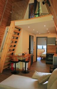 帕弗兰尼Pavliani4rest - Luxury Cabins的厨房和带螺旋楼梯的客厅