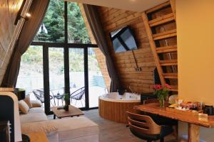 帕弗兰尼Pavliani4rest - Luxury Cabins的一间带浴缸和桌子的客厅