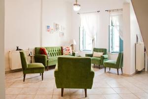 干尼亚Lilian's House的客厅配有绿色椅子和沙发