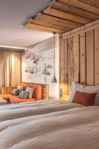采尔马特贝斯坎普酒店的一间卧室配有一张大床和一张沙发