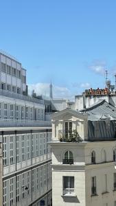 巴黎Le Mira - Paris centre - vue Tour Eiffel的一座大型白色建筑,上面设有阳台