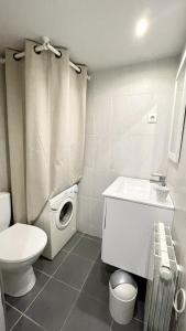 巴黎Le Mira - Paris centre - vue Tour Eiffel的一间带卫生间和洗衣机的浴室