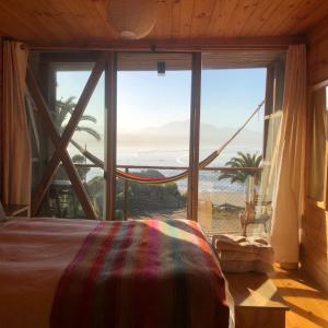 康康La Ritoqueña Hotel de Playa的卧室设有海景大窗户