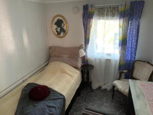莫斯Privat soverom的一间小卧室,配有床和窗户
