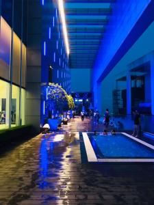 吉隆坡KLCC Ritz Residence Platinum的街道中央带游泳池的建筑