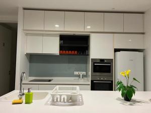 吉隆坡KLCC Ritz Residence Platinum的厨房配有白色橱柜和白色台面