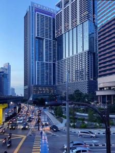 吉隆坡KLCC Ritz Residence Platinum的一条繁忙的城市街道,高楼前有交通
