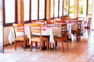 克拉图Pasargada Hotel的用餐室设有桌椅和窗户。