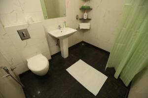 大诺伊达House Of Comfort Greater Noida Luxury的浴室配有白色卫生间和盥洗盆。