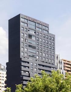 普里什蒂纳Derand Hotel的一座建筑,上面写着忠实的字眼和酒店