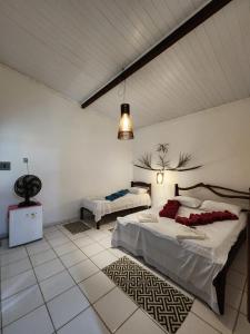 圣安德雷Pousada Vila Gaia的一间带两张床的卧室和地毯