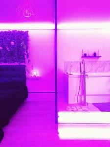 梅斯L'Atelier de rêves的粉红色的客房设有盥洗盆和浴缸