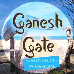波图维勒Ganesh Gate的海滩上的标志,上面写着癌症现金咖啡馆和海滩度假废墟
