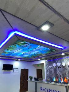 费尔干纳Orom Hotel Fergana的天花板上拥有蓝色灯光的房间