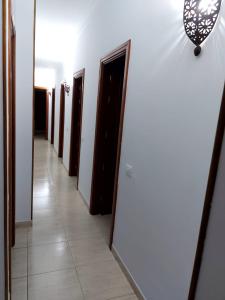 维辛达里奥NIVARIA SUITE的走廊上有一排门和镜子