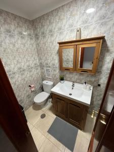 维辛达里奥NIVARIA SUITE的浴室配有白色卫生间和盥洗盆。