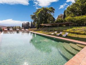 塞尔苏里格Comfortable apartment with stunning views near hot springs的一个带躺椅的游泳池