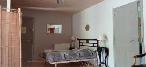 圣锡尔克－拉波皮A la Source的卧室,卧室配有一张床,卧室位于带门的房间
