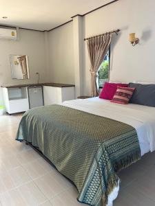 蔻立萨瓦斯蒂家庭住宿及游泳池度假村的一间卧室设有一张大床和一个窗户。