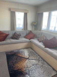 纽顿2 Bedroom Caravan - Ash 51, Trecco Bay的客厅配有带枕头的沙发