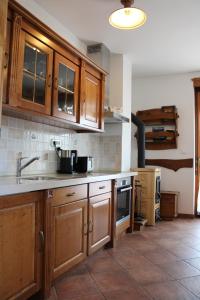 LjubnoŠport center Prodnik的一个带木制橱柜和水槽的厨房