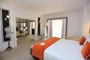 马拉加马拉加马里波萨酒店的一间带大床的卧室和一间客厅