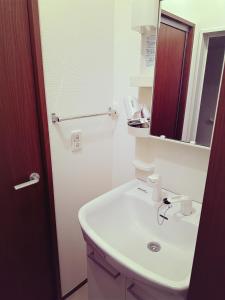 东京Brand New Shinjuku Station 5 Mins - Apartment D的浴室设有白色水槽和镜子