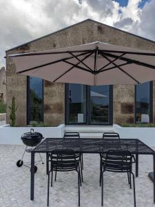 卡尔达斯达·赖尼亚Modern and spacious Cork House with private valley view的大伞下的桌椅
