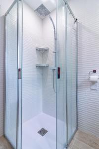 阿克斯莱泰尔姆Résidence pieds des pistes的浴室里设有玻璃门淋浴