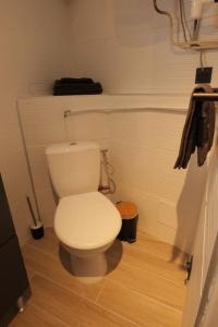 皮耶尔拉特Appartement centre ville de Pierrelatte''的一间位于客房内的白色卫生间的浴室