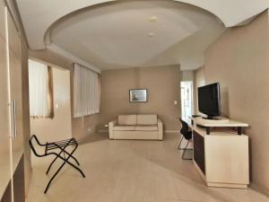 马林加玛琳加梅特罗普尔酒店的一间带电视和沙发的客厅