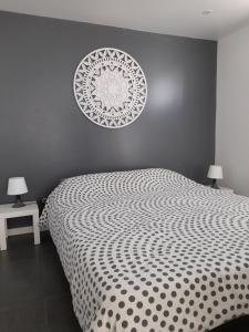 索塞莱潘La Locomotive- SPA - 400 m de la plage的一间卧室配有一张带黑白色棉被的床