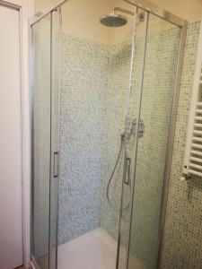 布鲁纳特Via Funicolare的浴室里设有玻璃门淋浴
